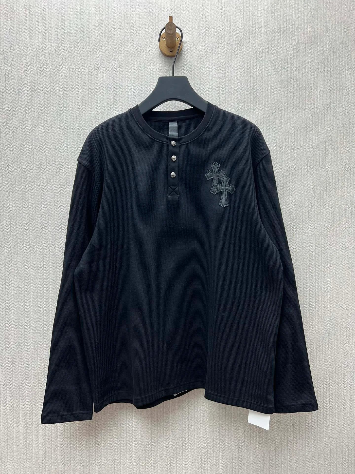 🅿️440 Crow Heart 25SS leather henley collar waffle sweatshirt. The fabric is made of 350g cotton waffle double-layer material before washing. Size: S.M.L